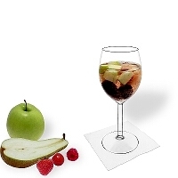 Ponche de frutas en una copa de vino.